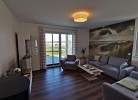 Wohnzimmer mit Terrasse und komplett eingezäuntem Hof