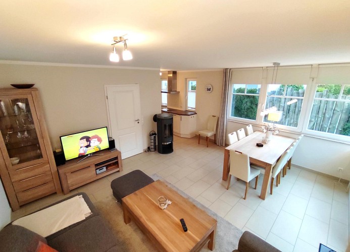 Wohnbereich mit SAT-TV und Kamin