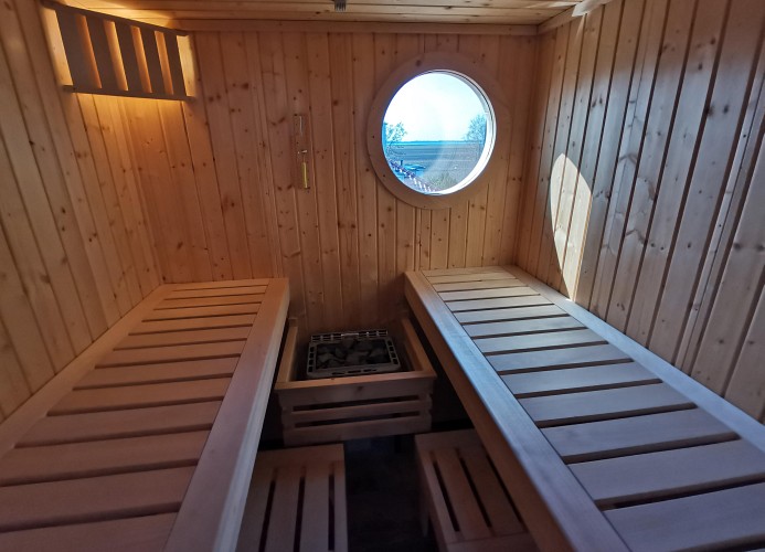 Sauna mit Blick über die Wiesen und Bodden nach Barth