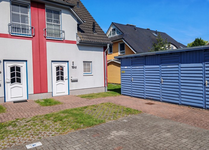 Eingangsbereich mit Platz für 2 (kleinere) PKW