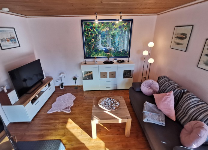 Wohnlandschaft mit SAT-TV