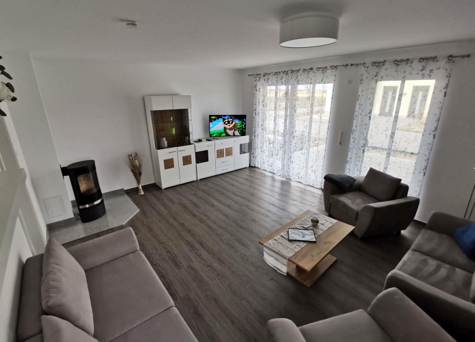 Wohnzimmer mit Kamin und SAT-TV